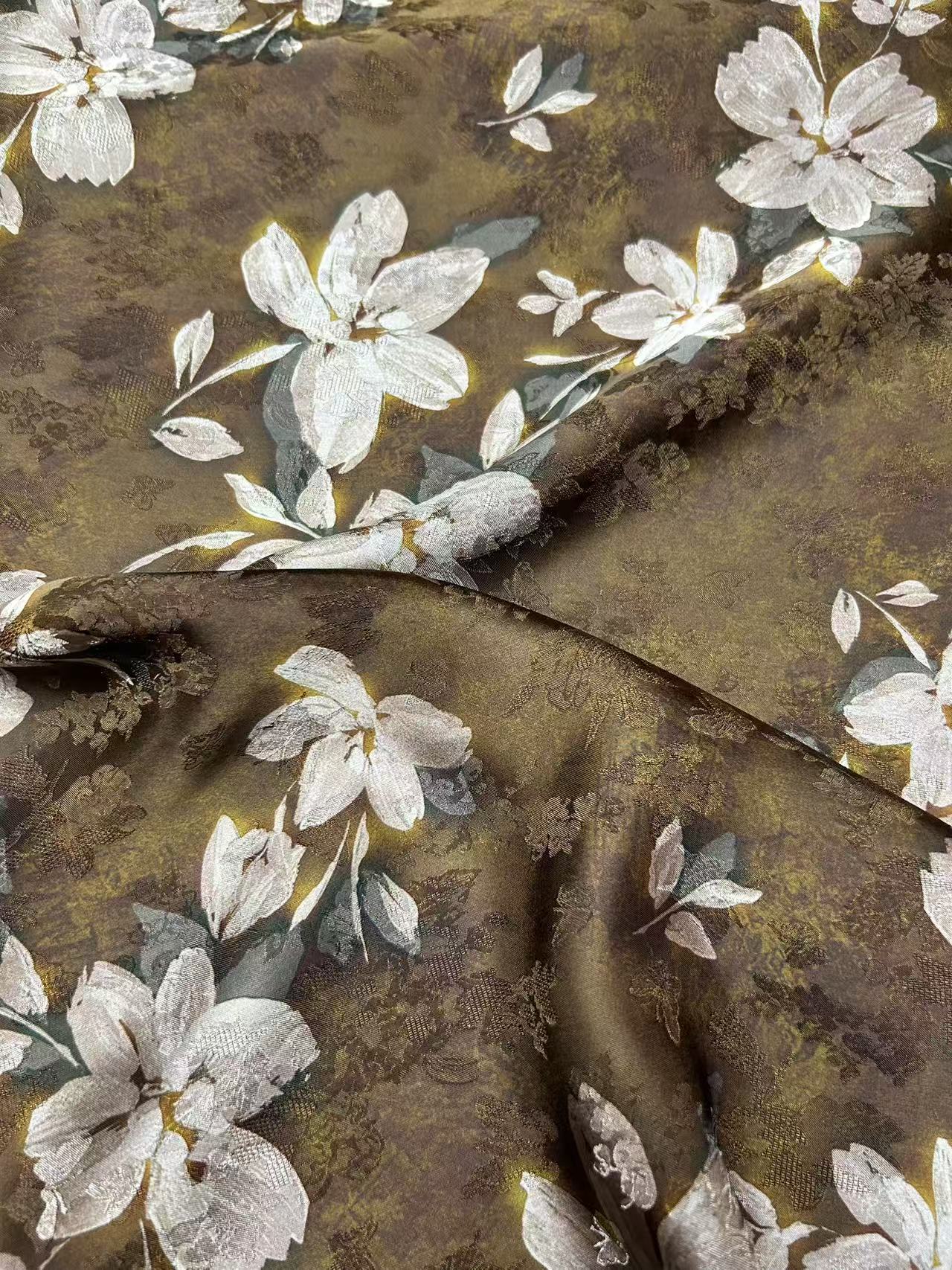 新中式花萝 咖底白花  数码印花面料