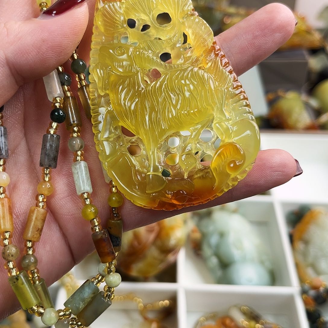 蛇纹石玉颈饰未镶嵌