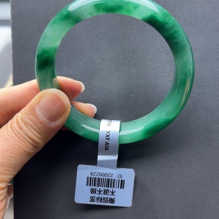 Z***g石英质玉未镶嵌手镯燕子➕58.6