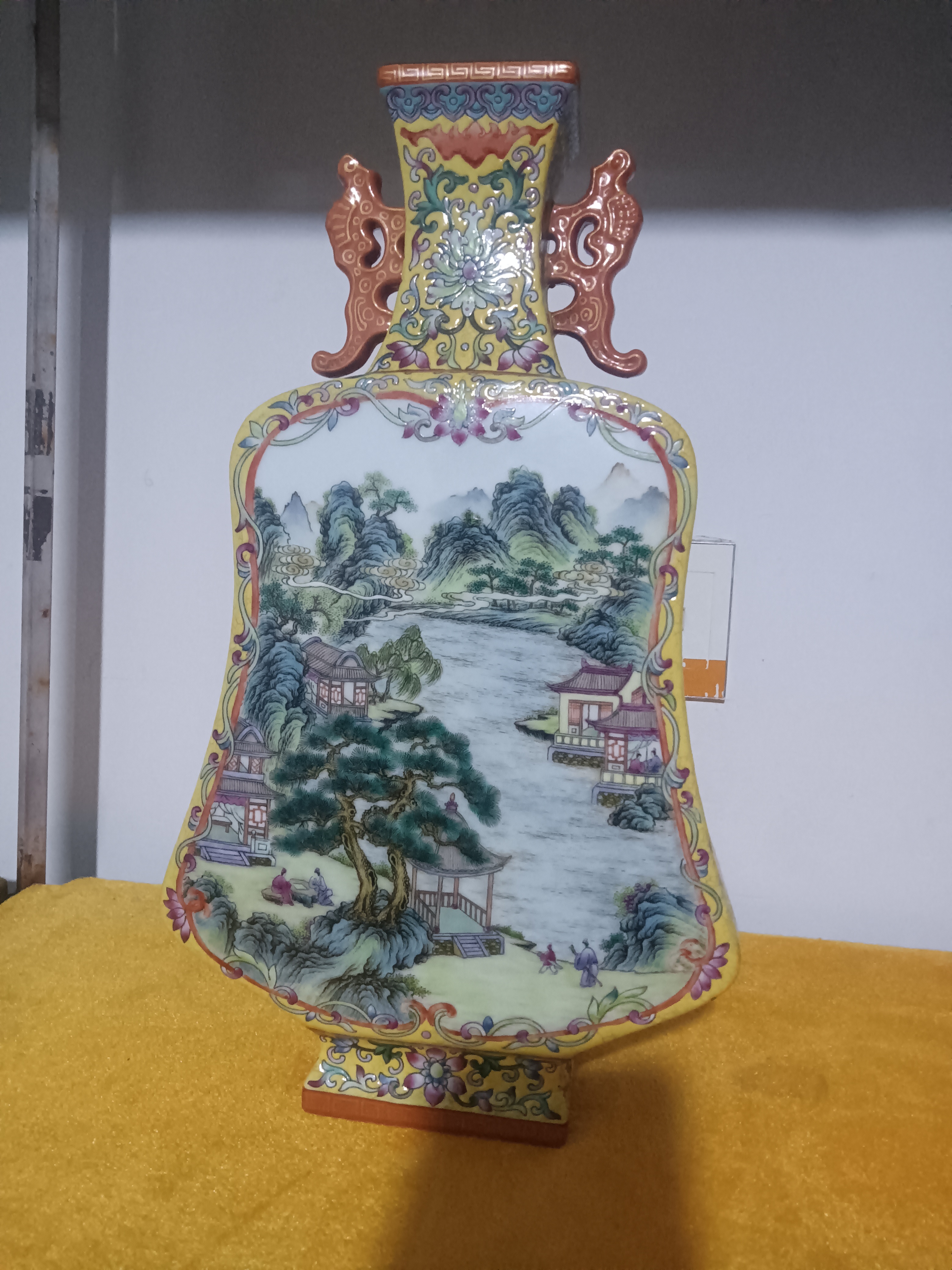 粉彩开窗山水琵琶瓶陶瓷