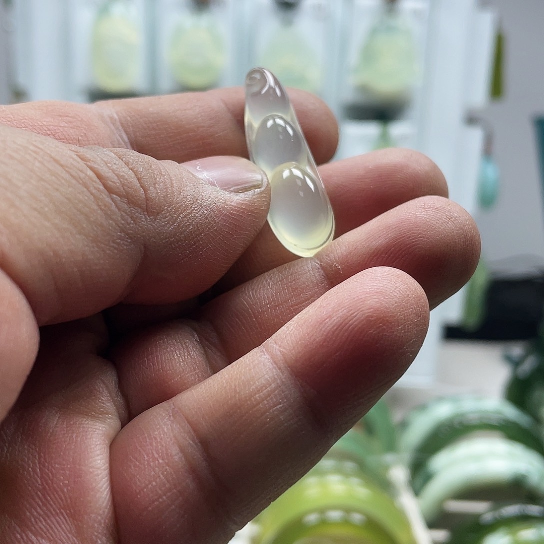 蛇纹石玉颈饰未镶嵌