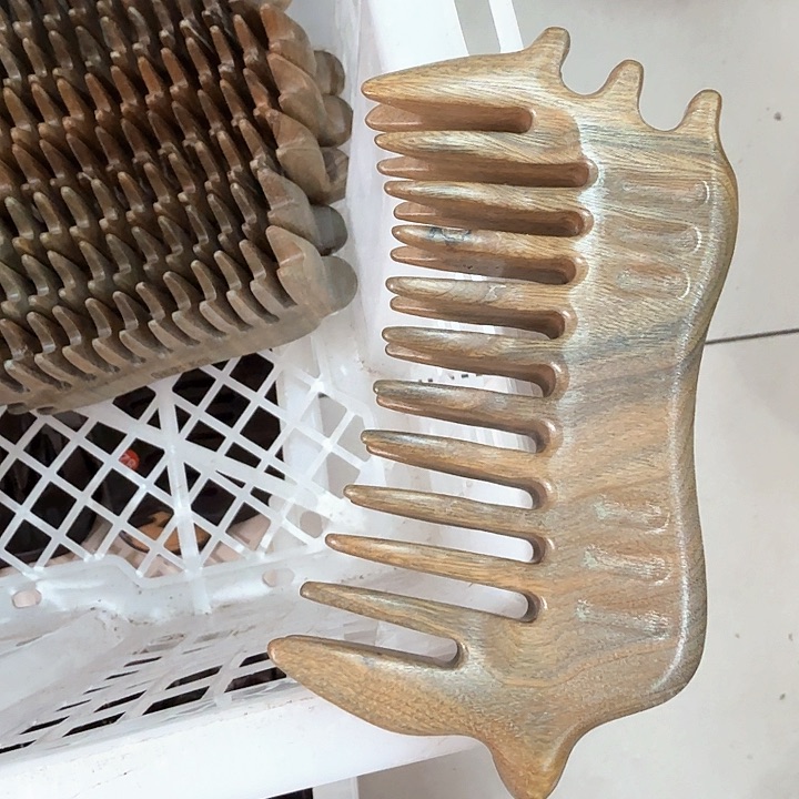 绿檀木猪猪梳子瑕疵