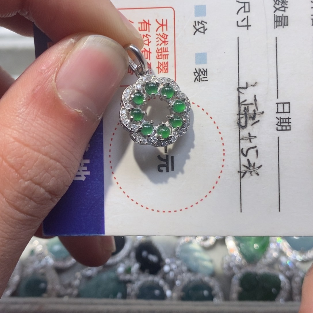 翡翠颈饰未镶嵌翡翠