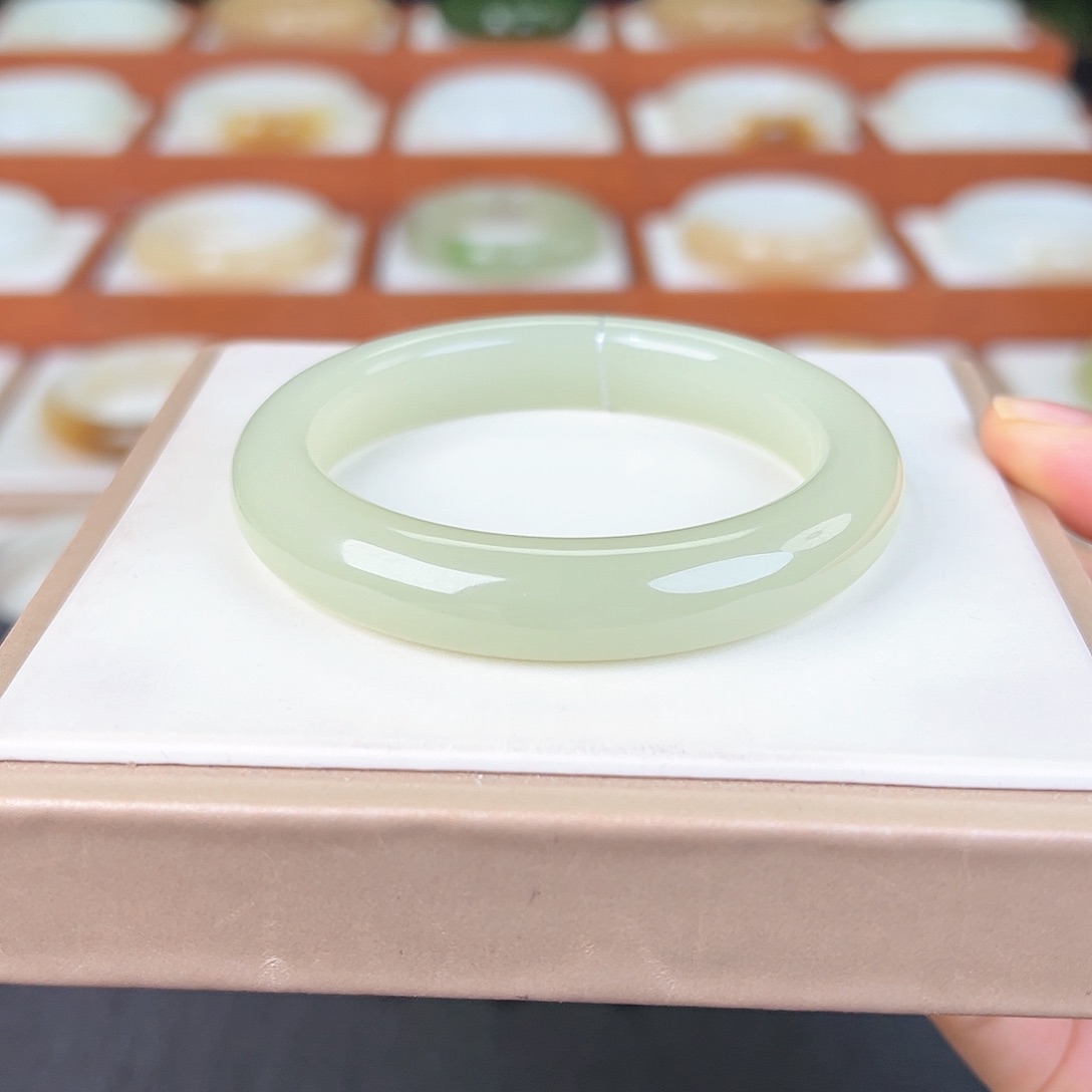 和田玉手镯未镶嵌和田玉蜂蜜水手镯