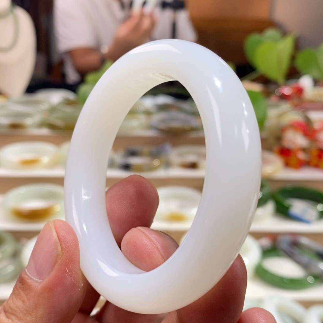 和田玉未镶嵌手镯