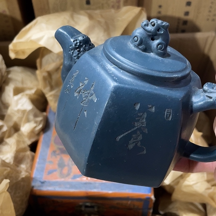 紫砂茶壶矿泥，手工制作的一把紫砂壶。