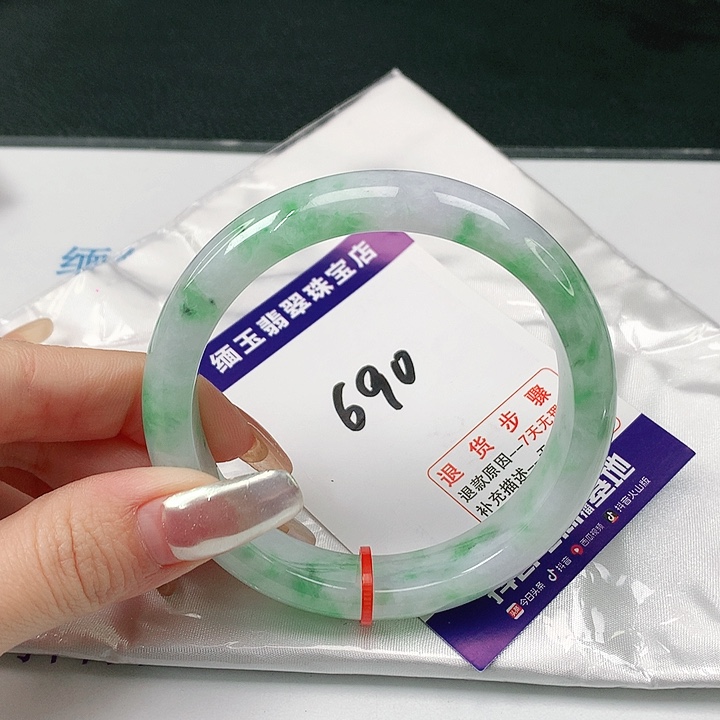 翡翠手镯未镶嵌翡翠手镯