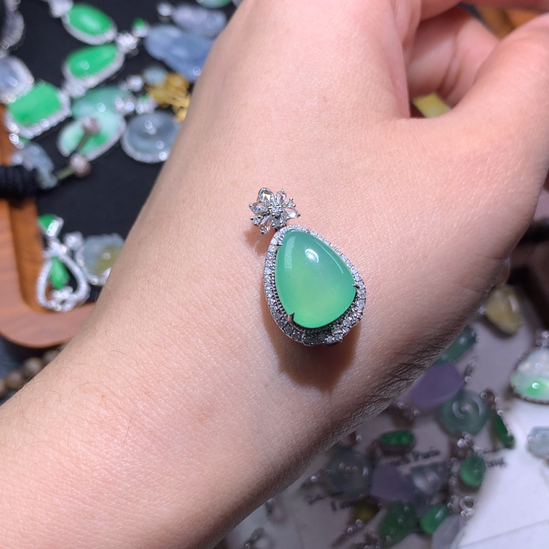 翡翠18K金镶嵌颈饰木纳甜绿胖水滴瓜