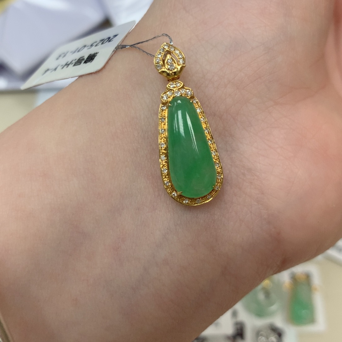 翡翠颈饰18K金镶嵌福瓜