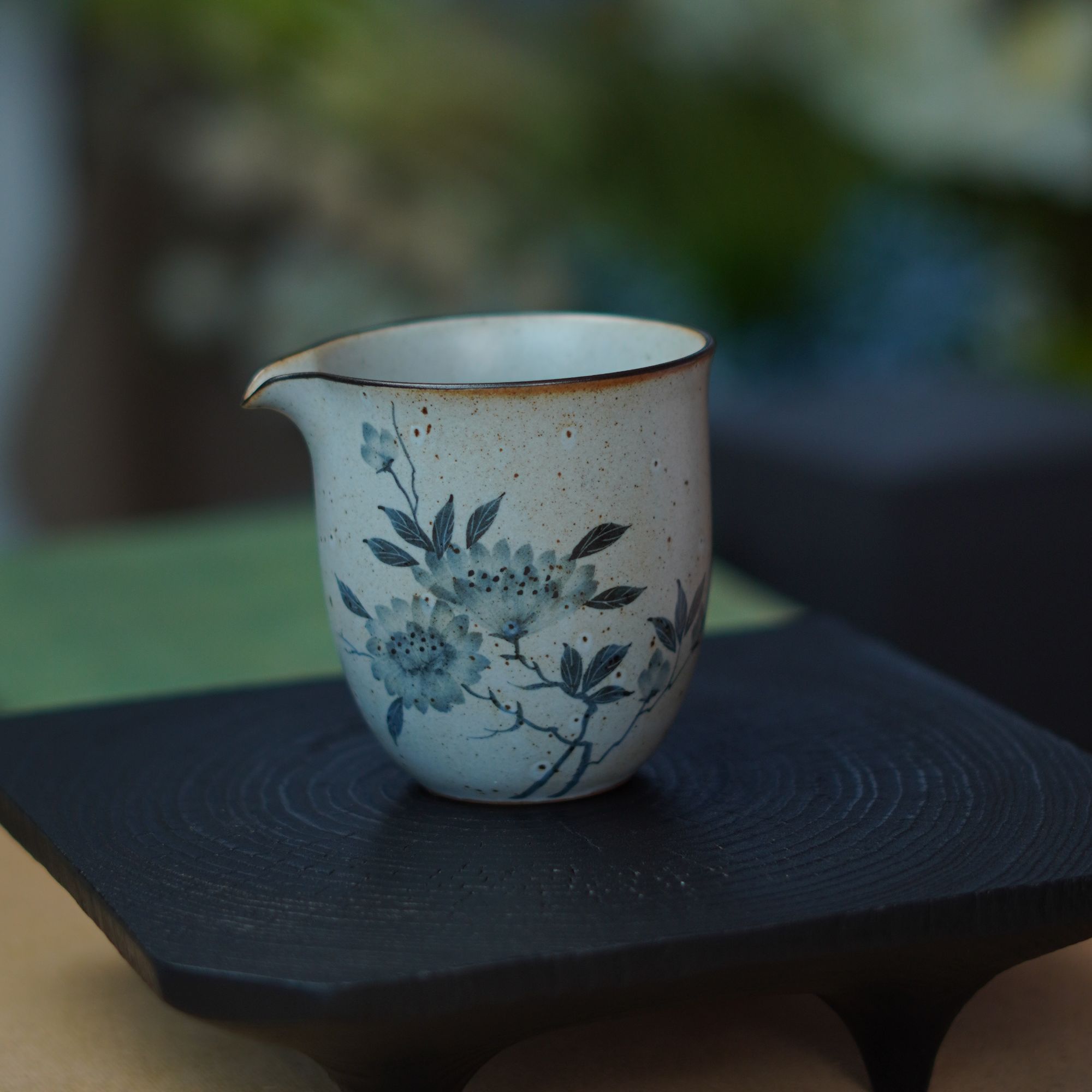 釉下手绘水墨芍药系公道杯仿古铁点设计