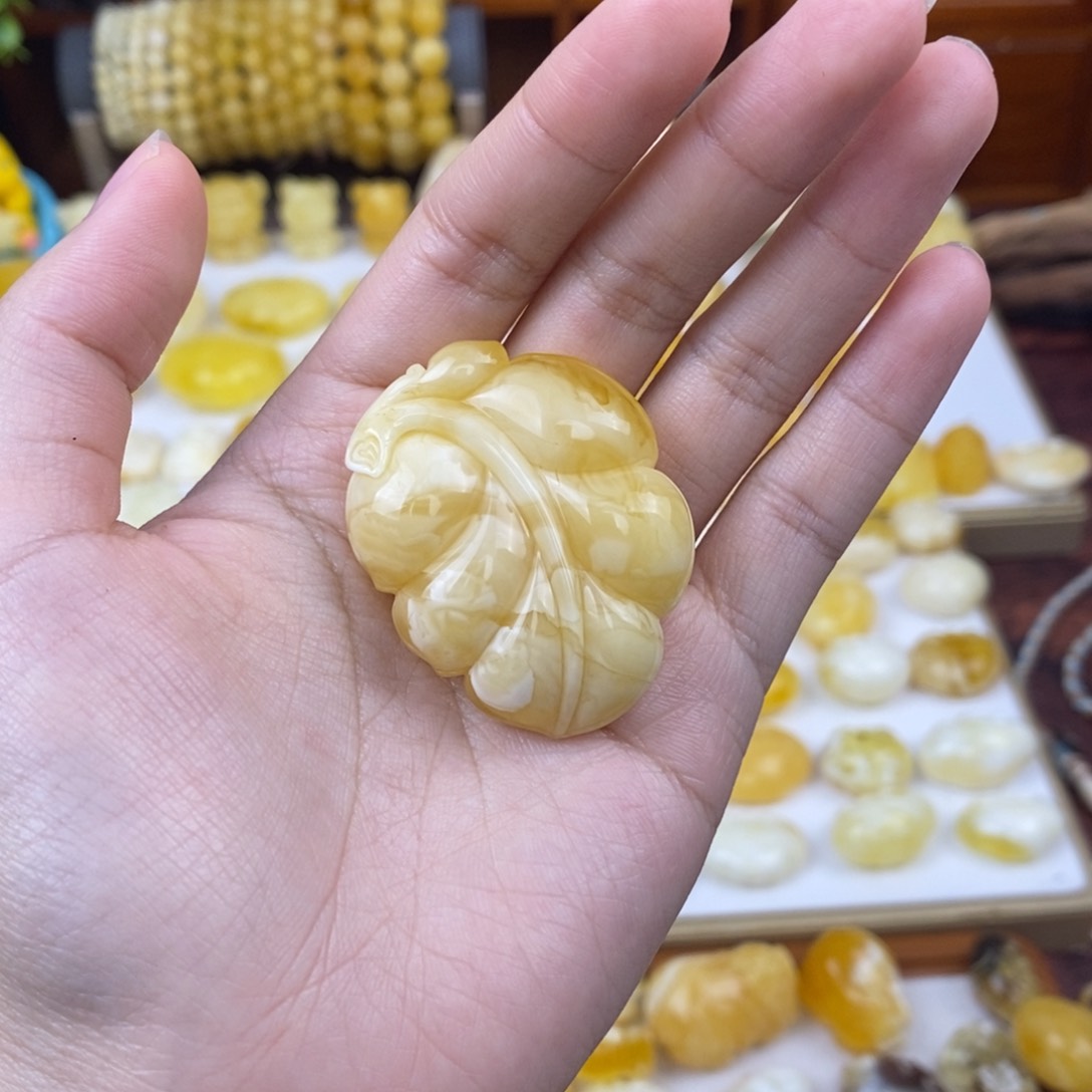 琥珀颈饰未镶嵌浓蜡双面叶子