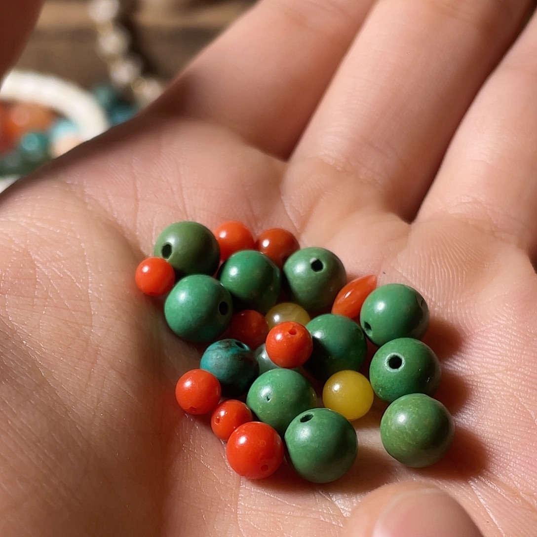 麦***佑桃核吊坠珠子的颜色是