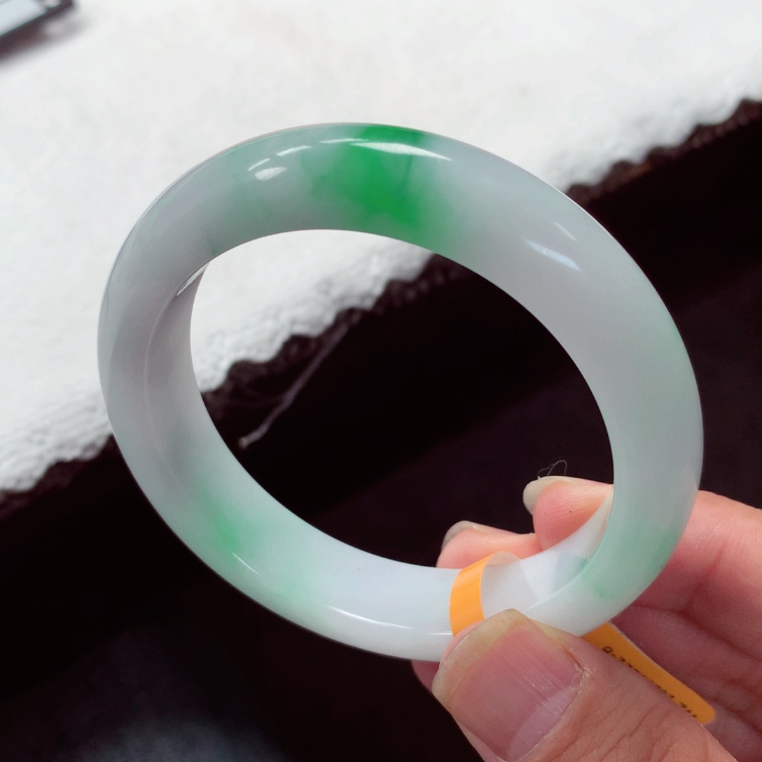 翡翠手镯未镶嵌缅甸