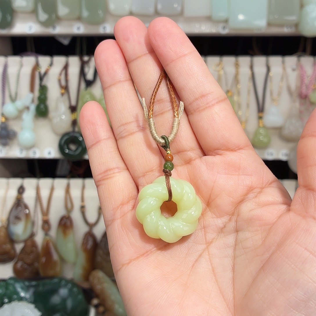 和田玉未镶嵌颈饰太阳花挂件