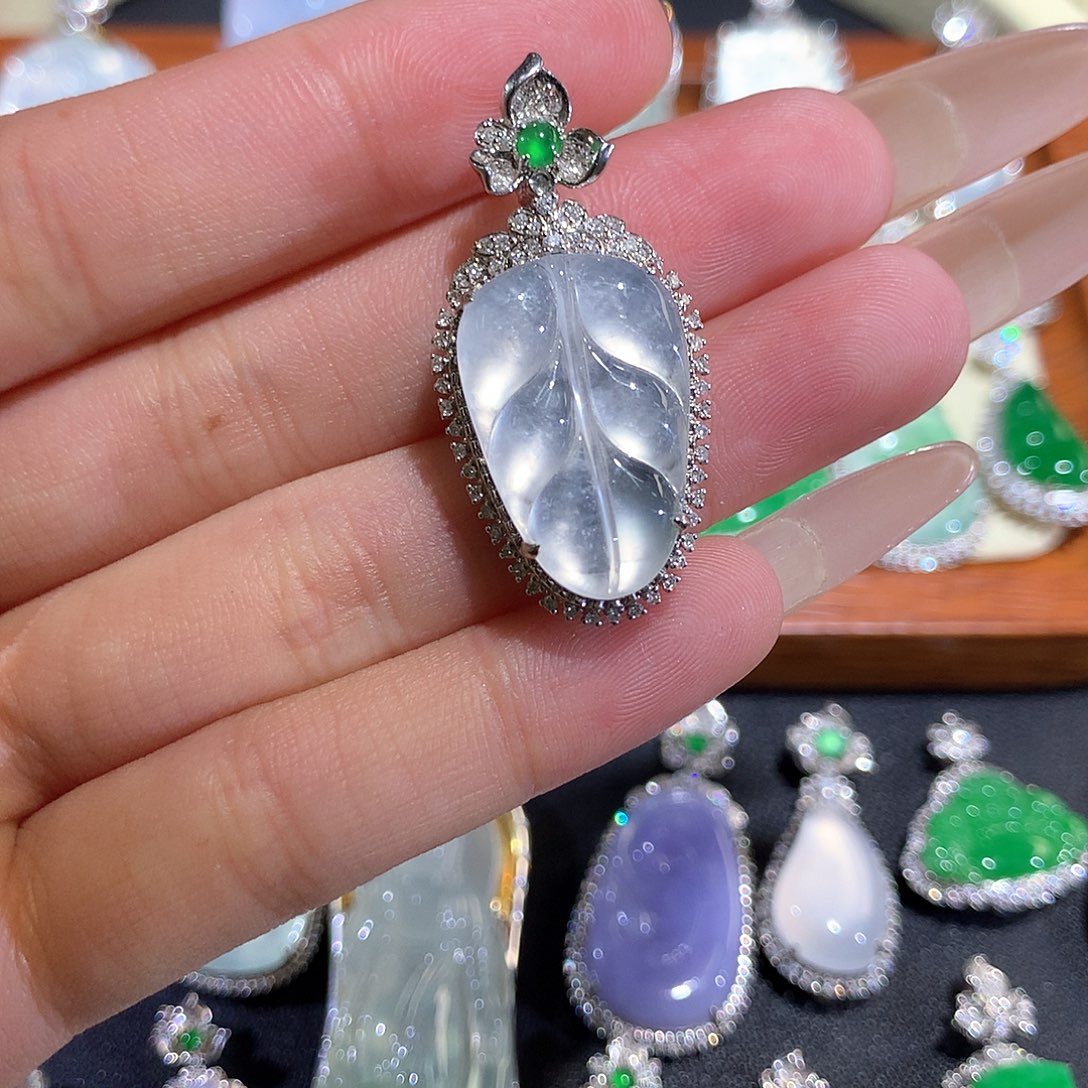 翡翠18K金镶嵌颈饰玻璃叶子