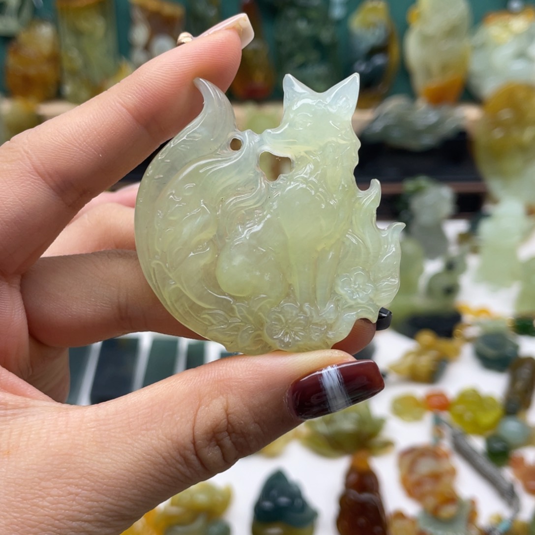 蛇纹石玉颈饰未镶嵌