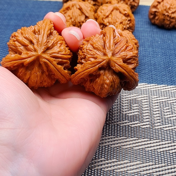阳***了文玩核桃吊坠三棱