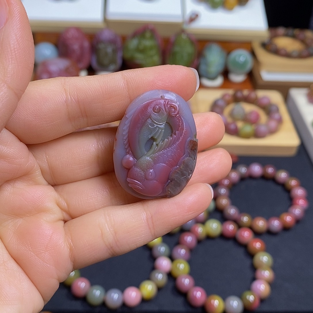 玛瑙/玉髓盐源玛瑙大漏大炸未镶嵌独子料石包玉大师工双鱼雕刻牌