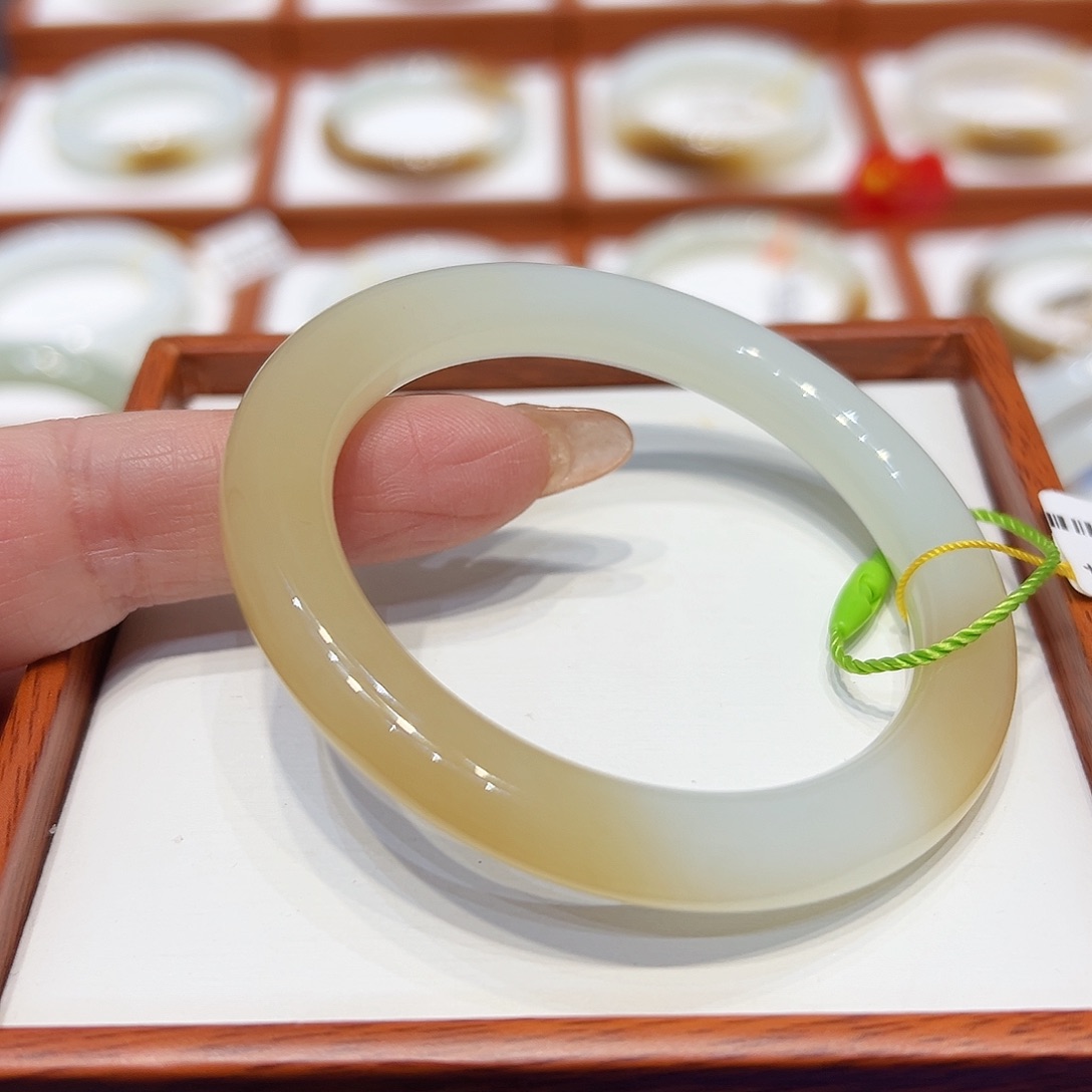 和田玉手镯未镶嵌美****士