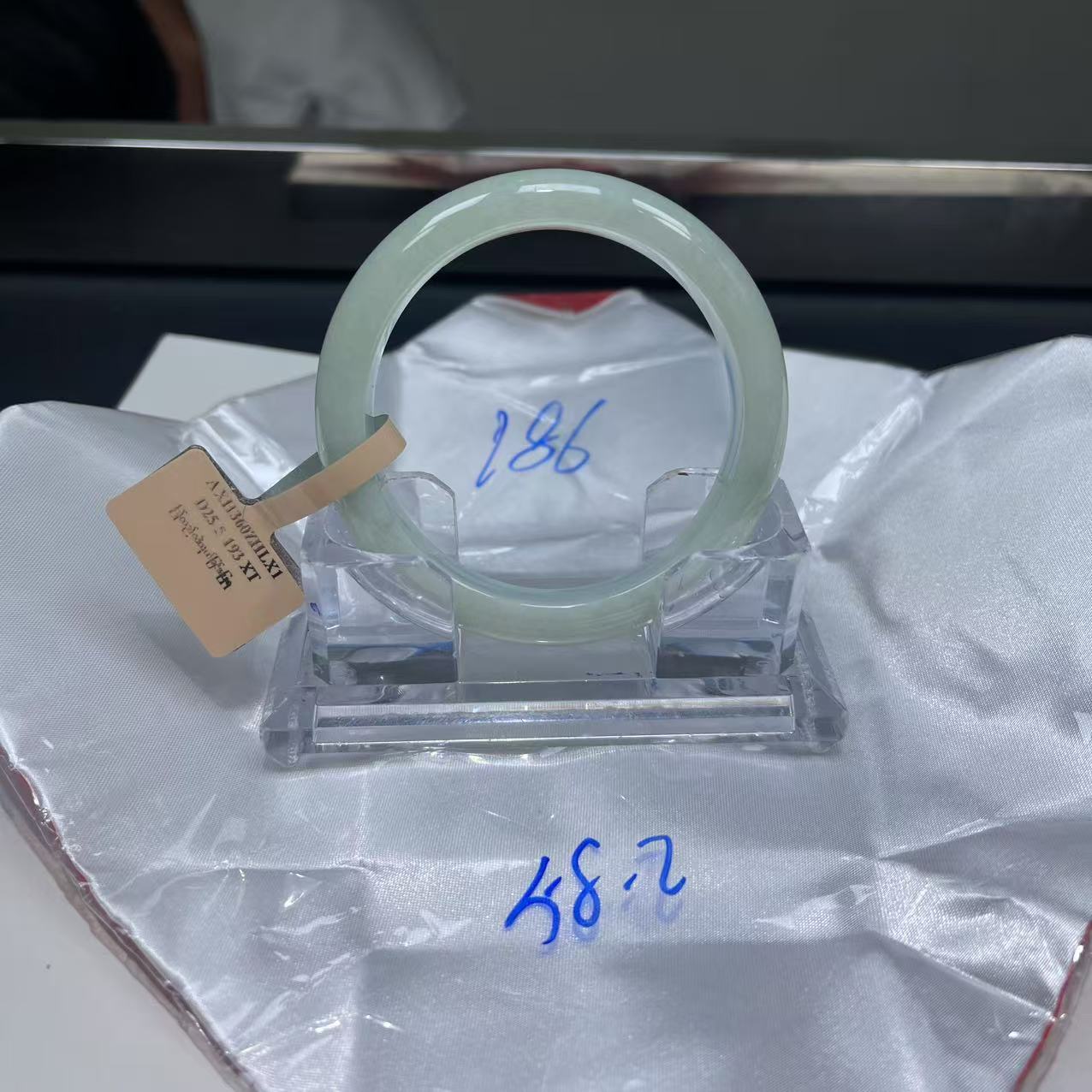 毛货手镯需精细抛光/186