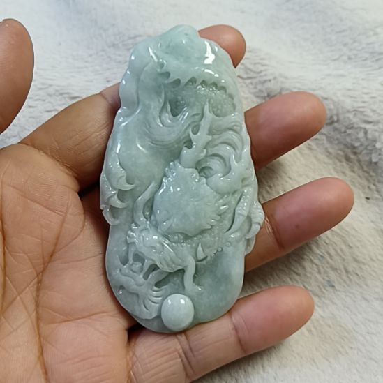 翡翠颈饰未镶嵌曼****?