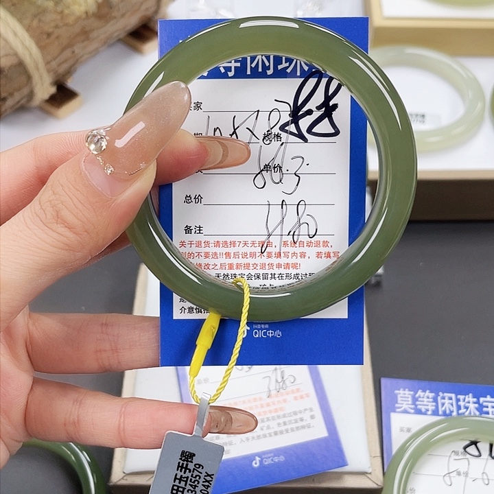 和田玉手镯未镶嵌