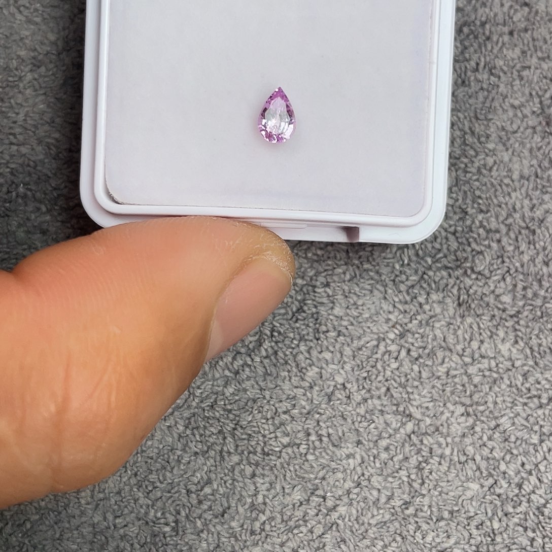 蓝宝石裸石未镶嵌0.45Ct。  