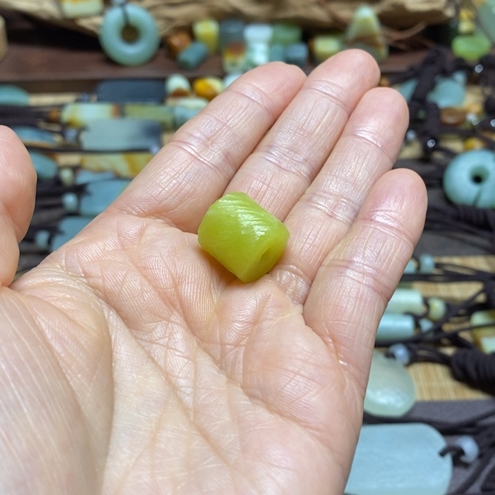 蛇纹石玉未镶嵌挂件一**果