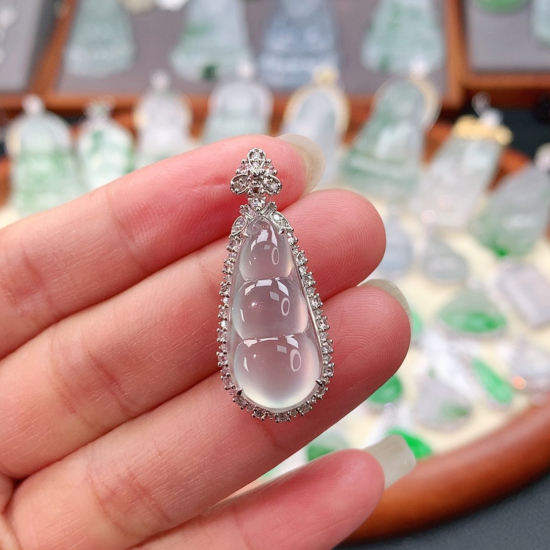 颈饰18K金镶嵌翡翠福豆