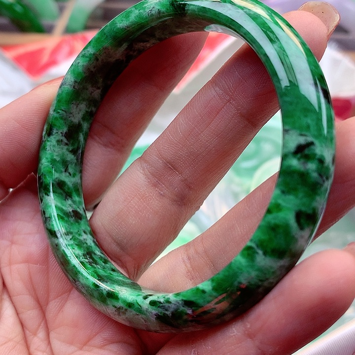 翡翠手镯未镶嵌翡翠