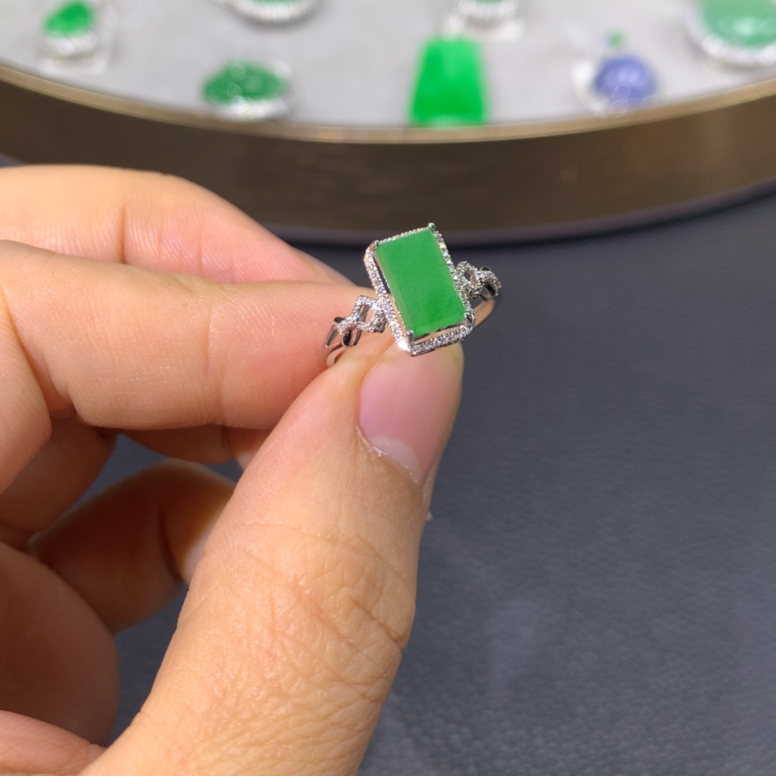 翡翠戒指18K金镶嵌翡翠