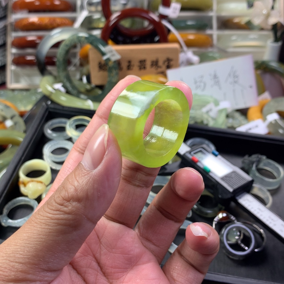 蛇纹石玉戒圈未镶嵌