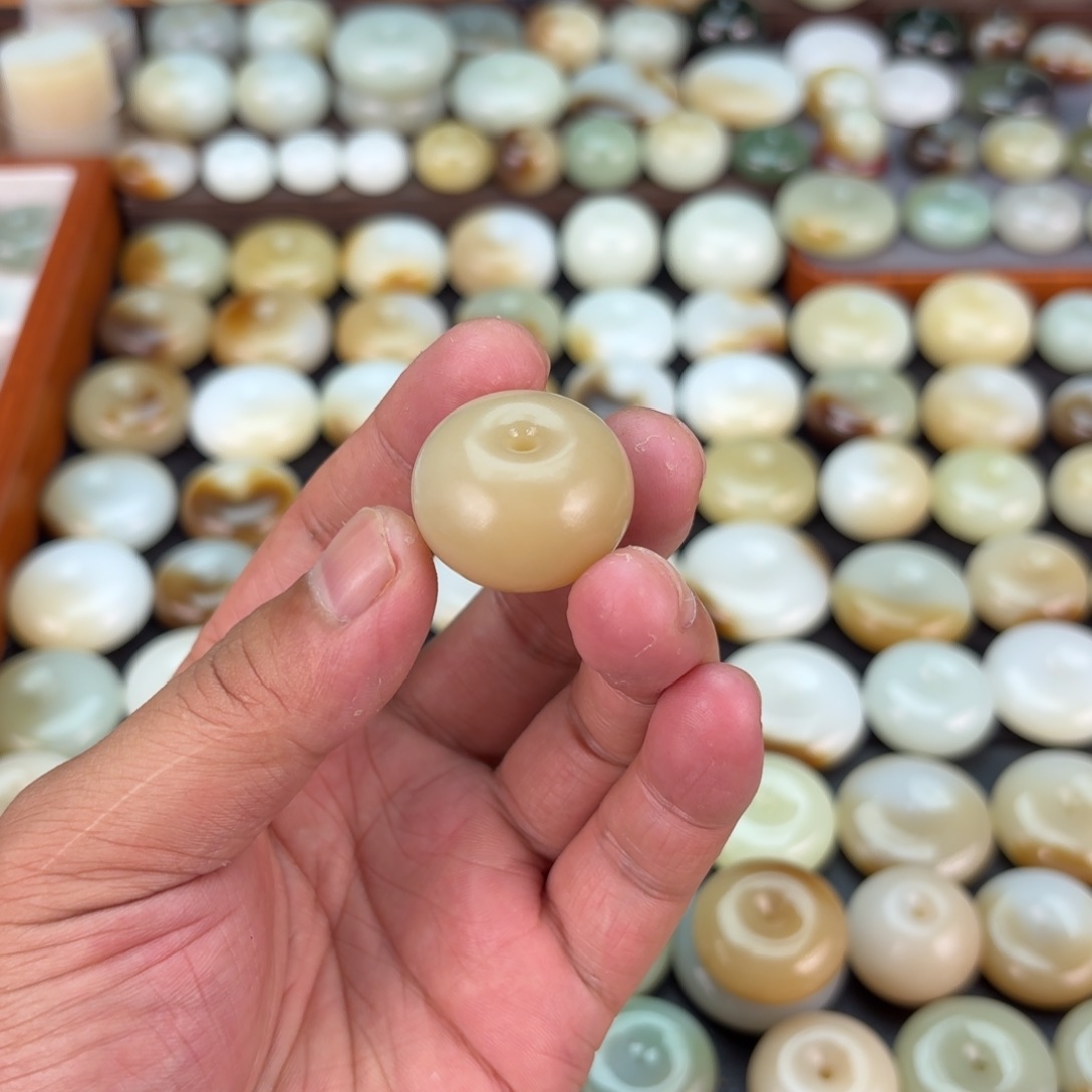 汤***圆颈饰未镶嵌和田玉