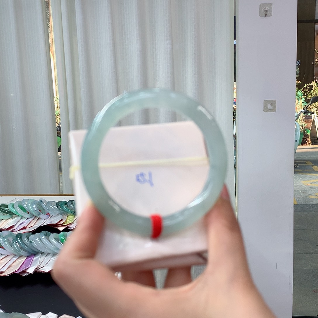 翡翠手镯未镶嵌翡翠