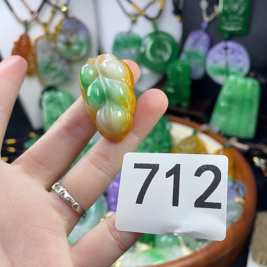 翡翠未镶嵌吊坠(赠链)