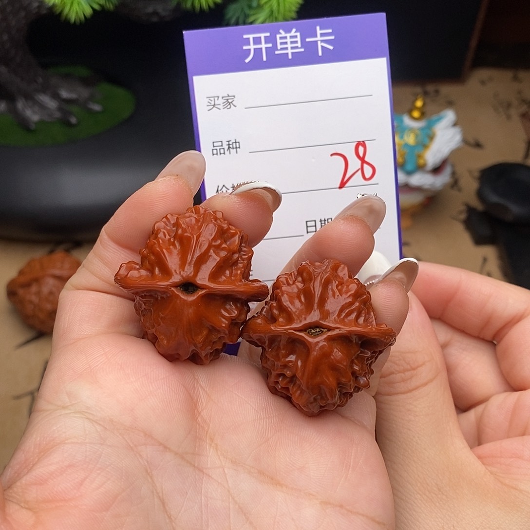 雲***.文玩核桃吊坠28号34瓷娃娃