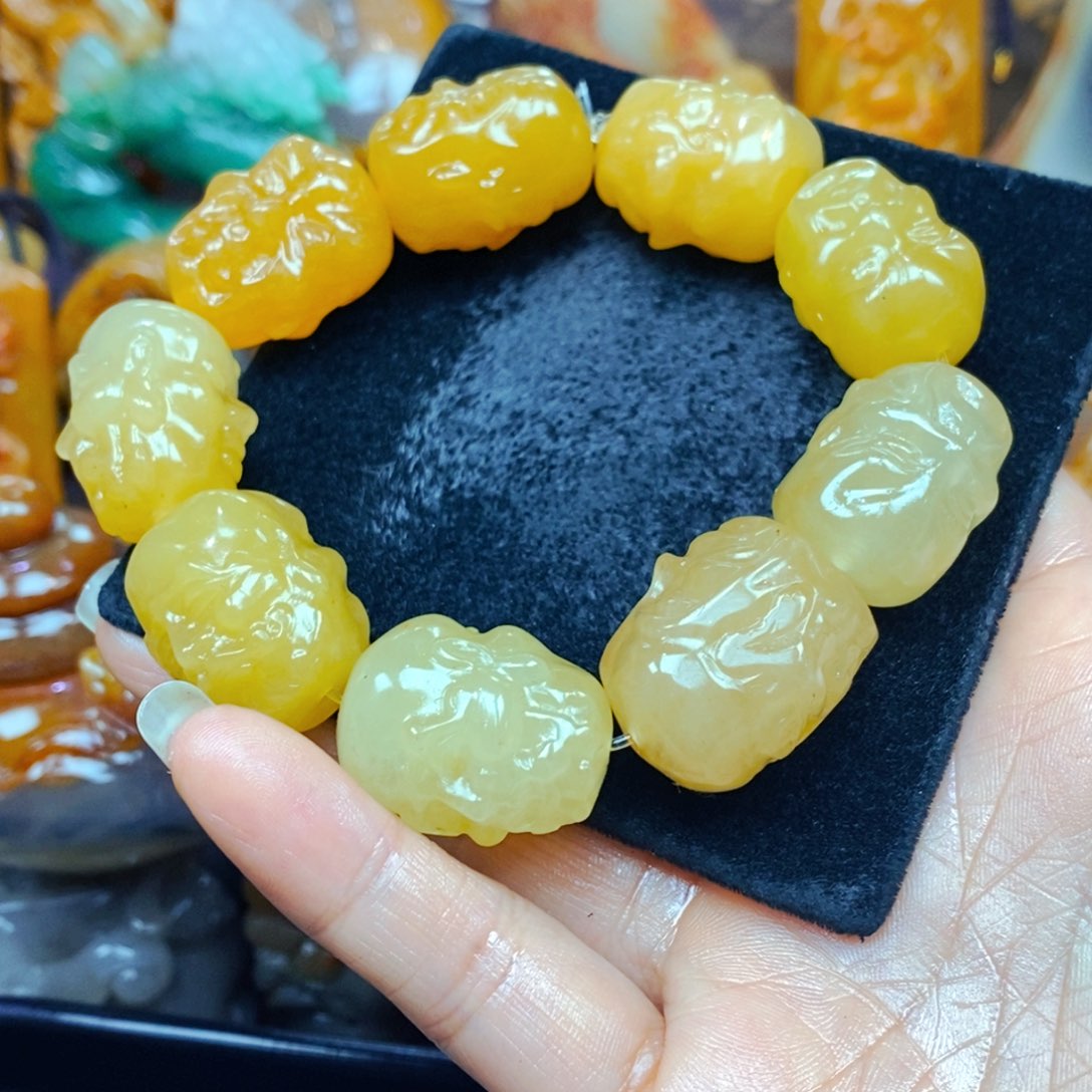 未镶嵌石英质玉（黄龙玉）颈饰