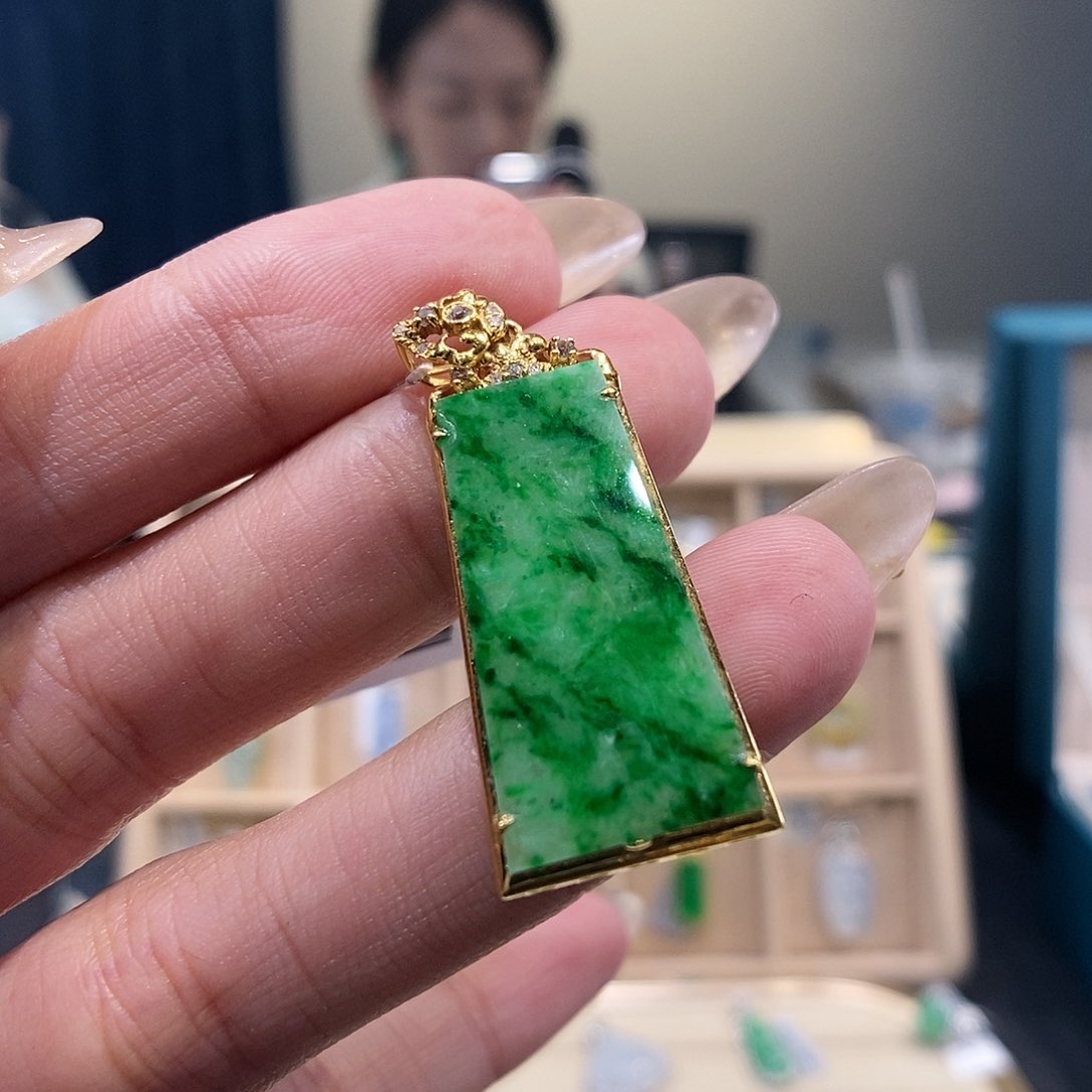 翡翠颈饰18K金镶嵌无事牌