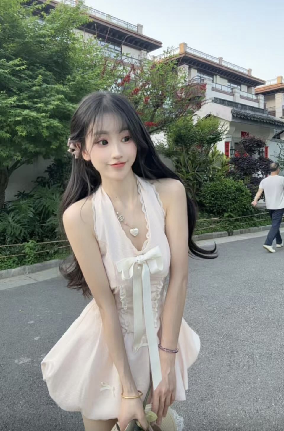 纯欲风仙女挂脖连衣裙露肩小个子法式显瘦开衫短裤三件套