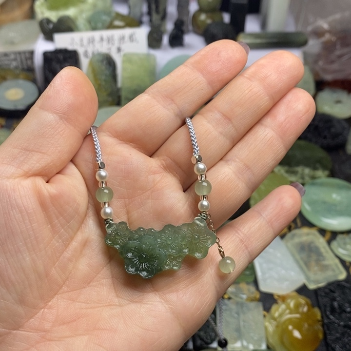 蛇纹石玉颈饰合金