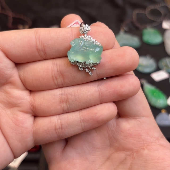 翡翠18K金镶嵌颈饰马