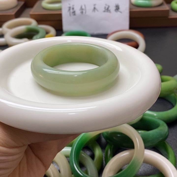 石英质玉手镯未镶嵌