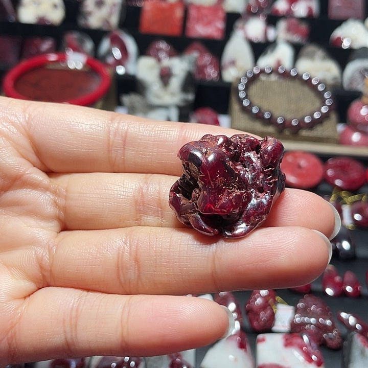 天然辰砂无根砂吊坠42.2克