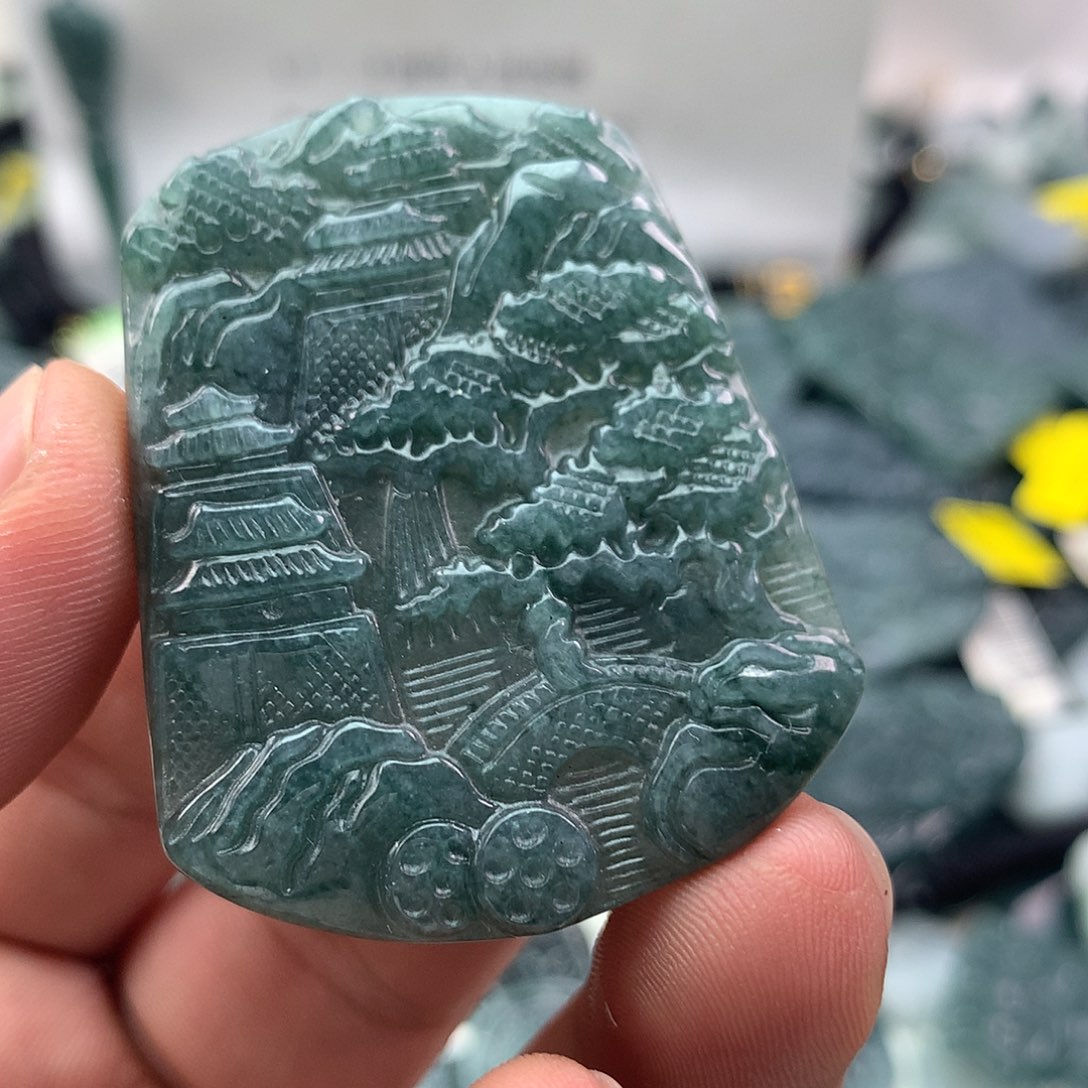 翡翠未镶嵌颈饰山水