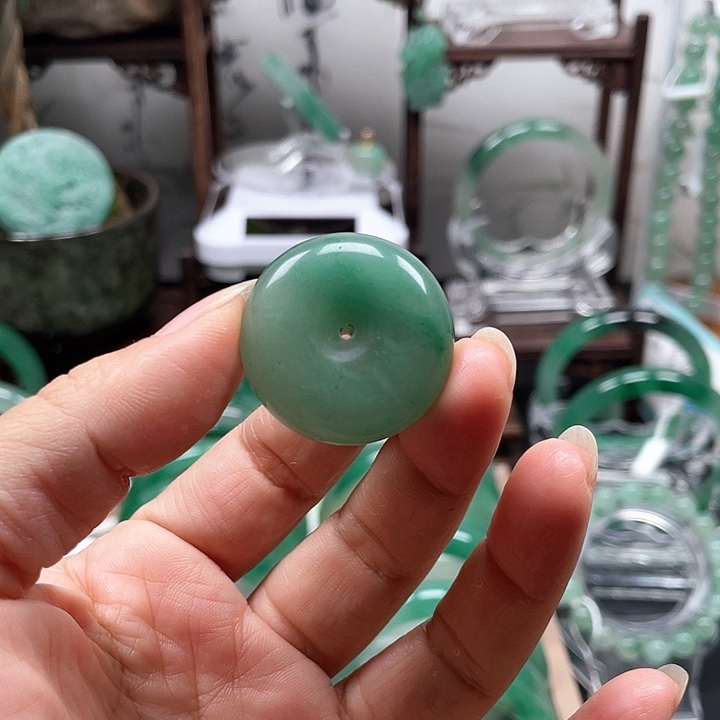 颈饰未镶嵌石英质玉