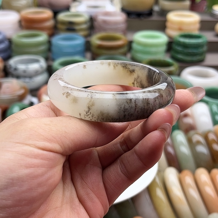 石英质玉手镯未镶嵌依**美