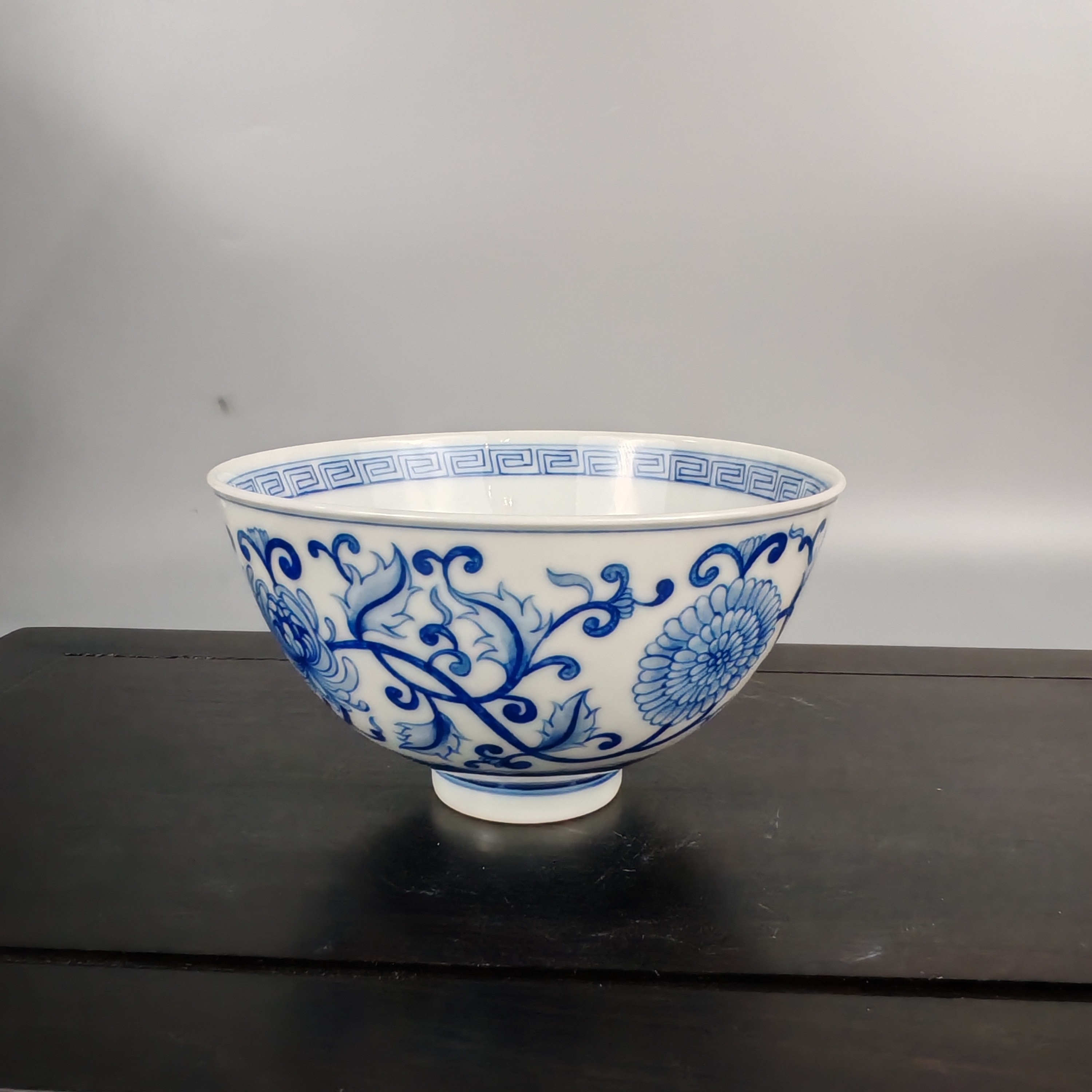 景德镇陶瓷茶器青花瓷纯手绘缠枝莲菊花图主人杯