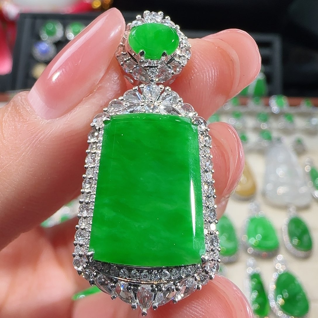 翡翠吊坠(不含链)18K金镶嵌