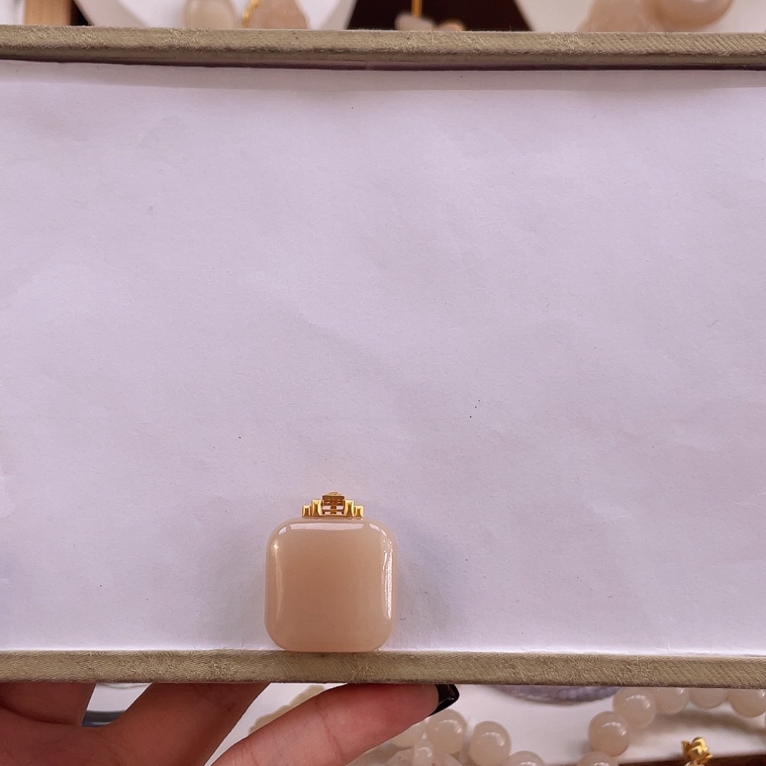 和田玉吊坠(不含链)18K金镶嵌