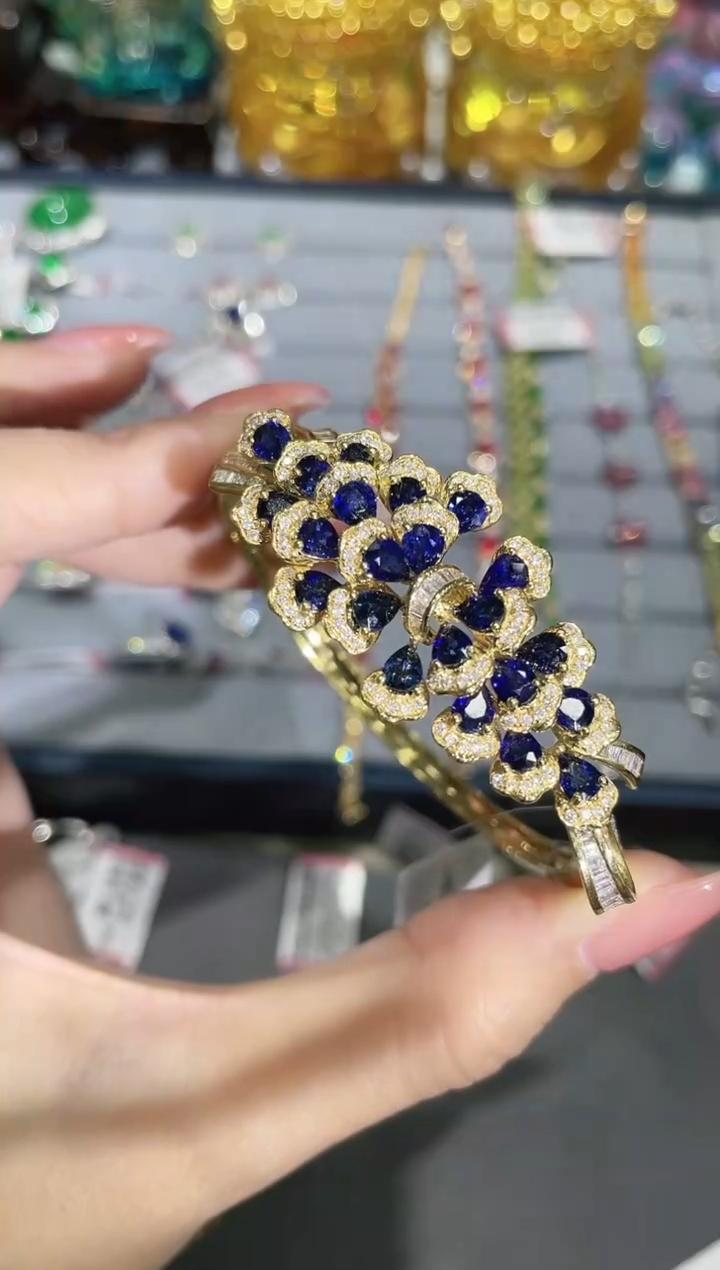 18K金镶嵌天然蓝宝石手镯